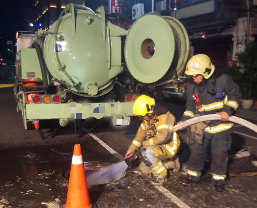 高雄市驚傳下水道沼氣奪命 2工人送醫不治。（高市消防局提供／袁庭堯高雄傳真）